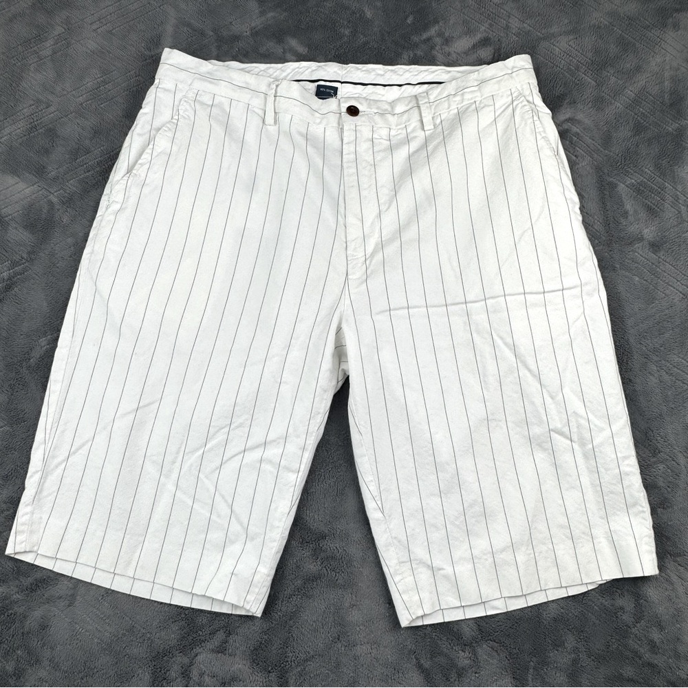 Polo Ralph Lauren flat front white with stripes men shorts. Size 36.